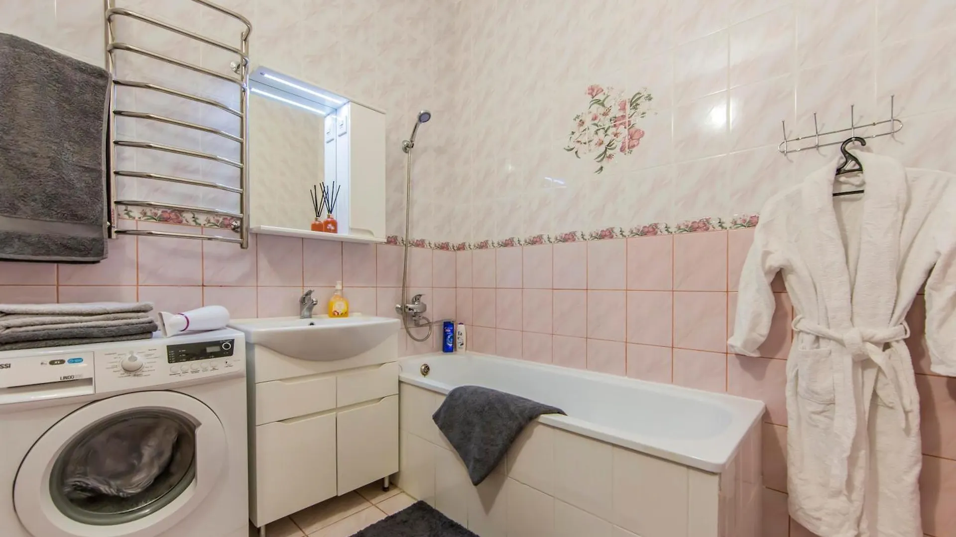 Large 2 Room Apartment With A Beautiful View 2 Min Metro Chernigivska كييف 0*,  أوكرانيا