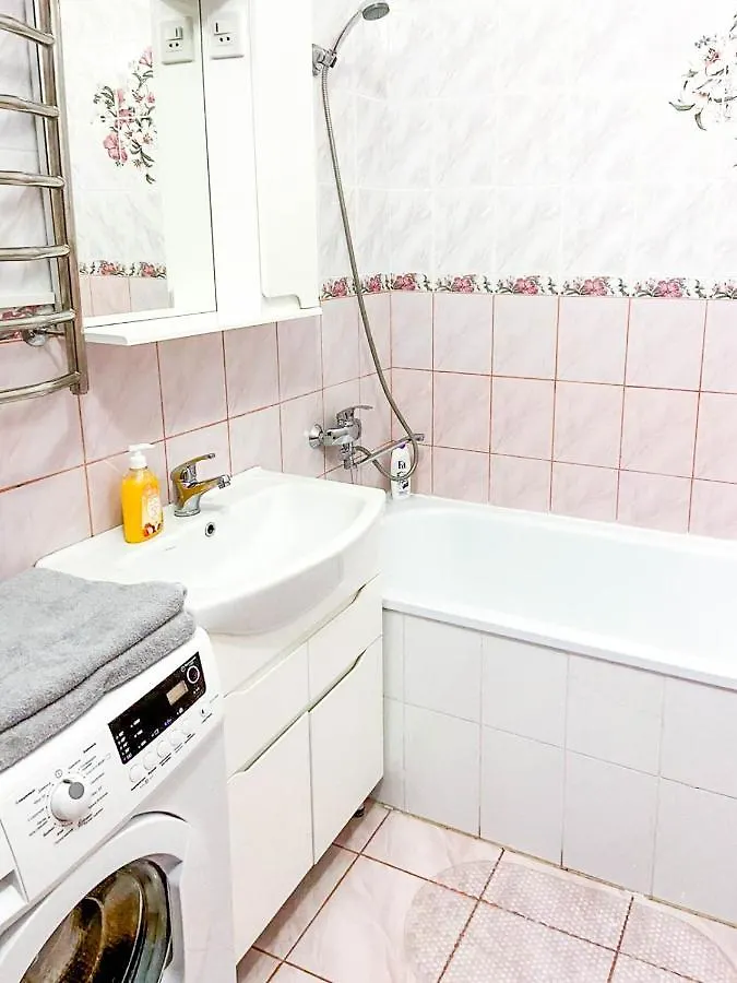 Large 2 Room Apartment With A Beautiful View 2 Min Metro Chernigivska 基輔