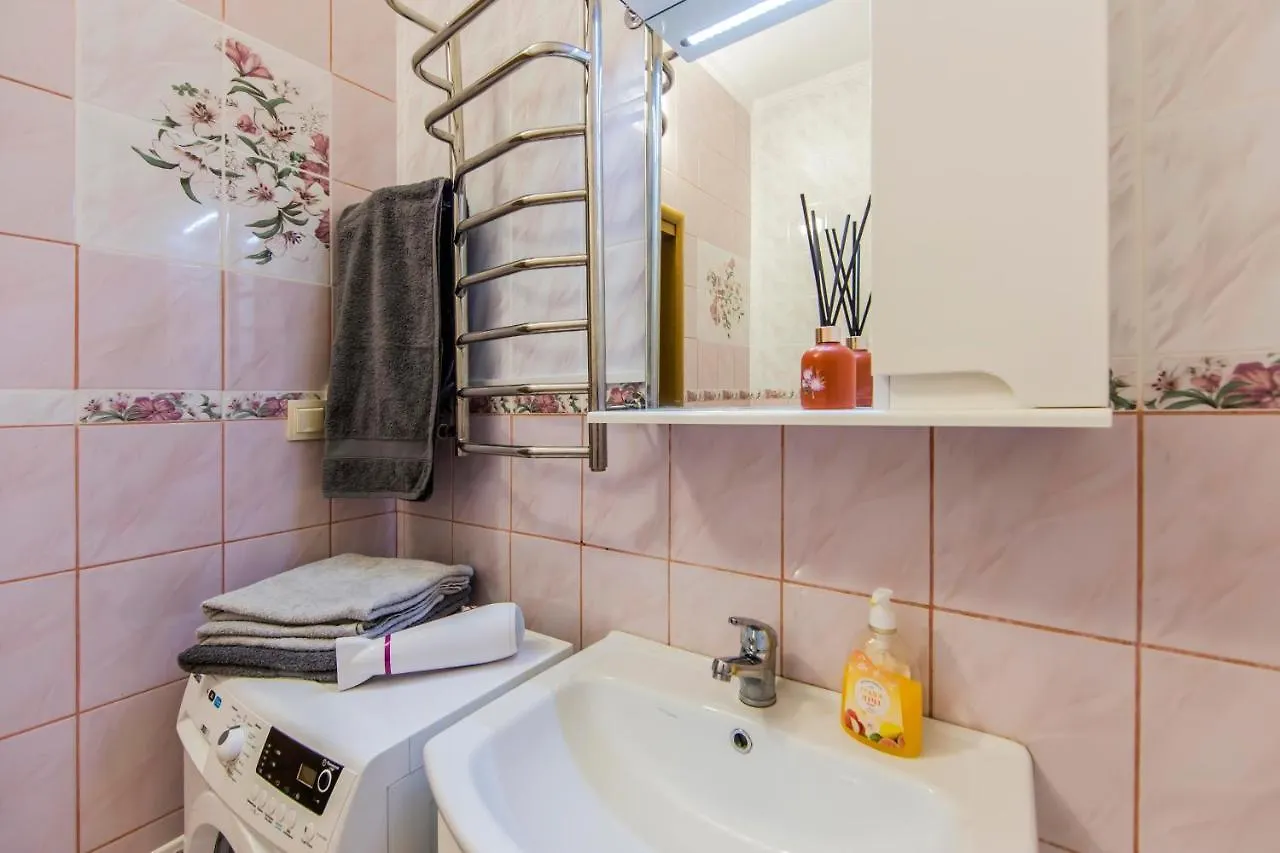 Large 2 Room Apartment With A Beautiful View 2 Min Metro Chernigivska 基輔 乌克兰