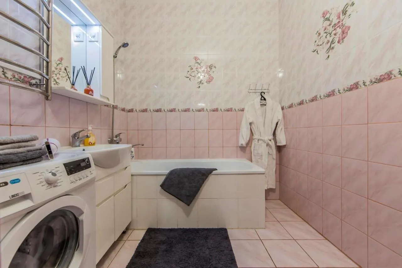 Large 2 Room Apartment With A Beautiful View 2 Min Metro Chernigivska 基輔