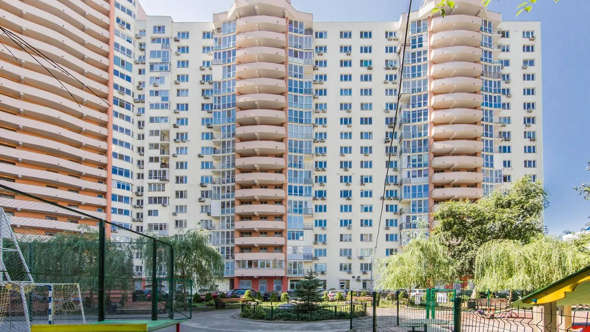 Large 2 Room Apartment With A Beautiful View 2 Min Metro Chernigivska 基輔 乌克兰